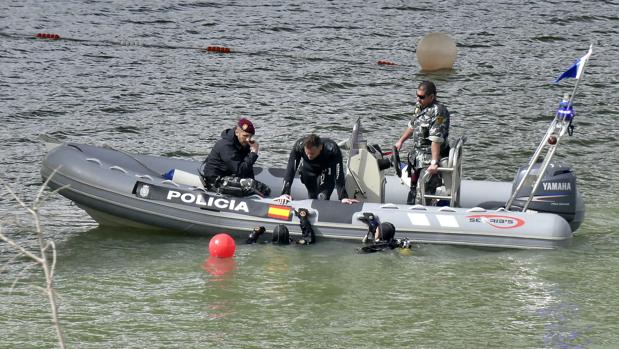 Cuarto día de búsqueda del cuerpo de Marta en el río: los buzos continúan en la Barqueta