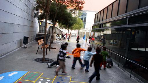 Niños en la puerta de un colegio