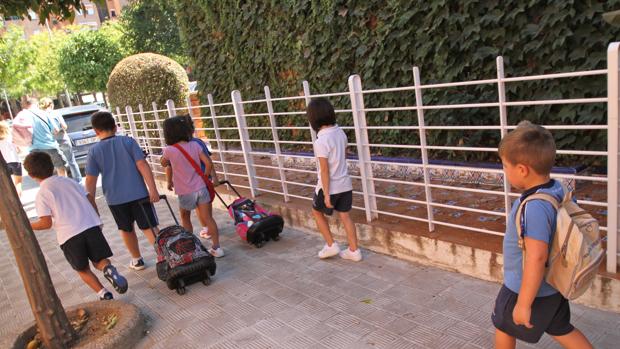 Varios niños camino del colegio