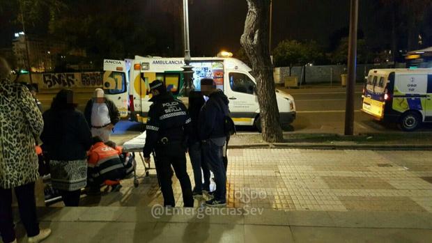 Imagen del twitter de Emergencias Sevilla atendiendo a una mujer junto a la plaza de Toros