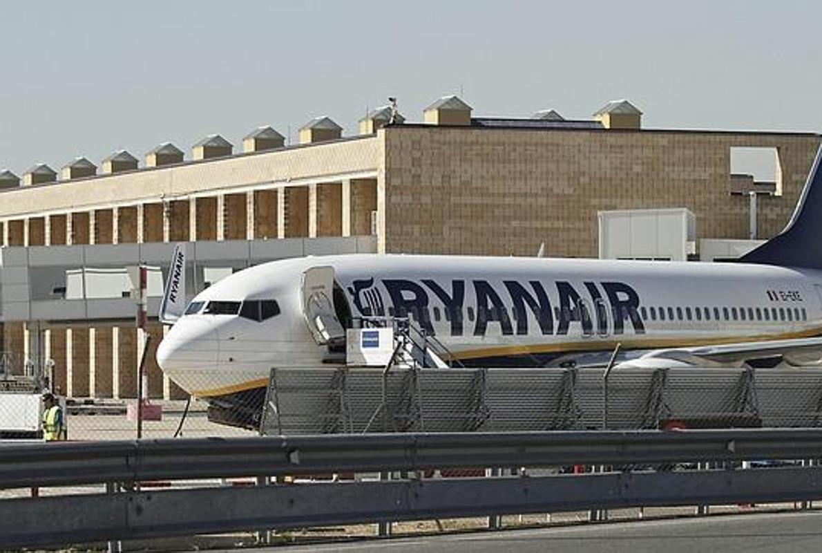 Un avión de Ryanair en Sevilla