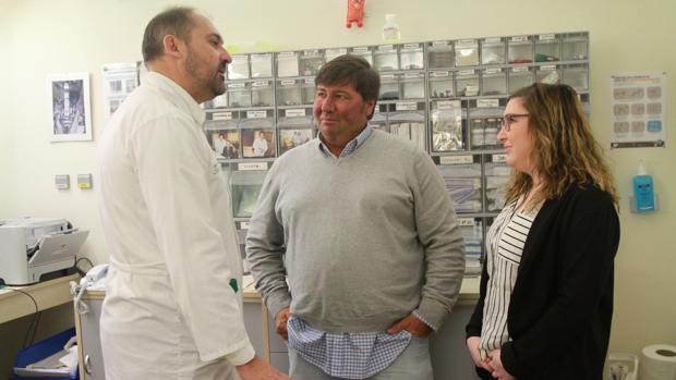 El doctor García Morillo con Juan José Beaterio y Zaida Arroyo, pacientes de la Unidad de Enfermedades Autoinmunes