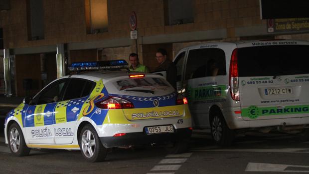 Policía Local y un coche «de cortesía» en el aeropuerto de San Pablo