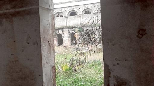 Claustro en el que aparece tirada la portada de Hernán Ruiz