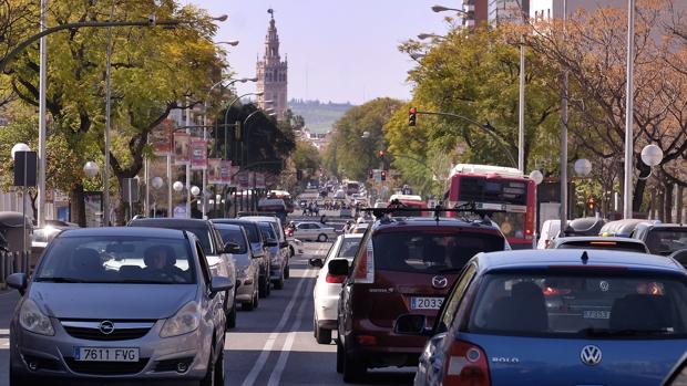 Circulación intensa en la sevillana avenida de Eduardo Dato