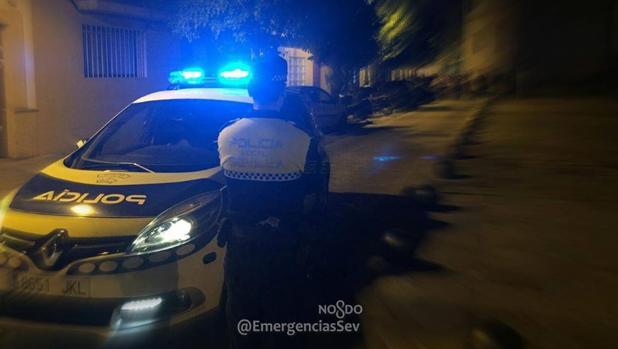 Agentes de la Policía Local por las calles del Tiro de Línea