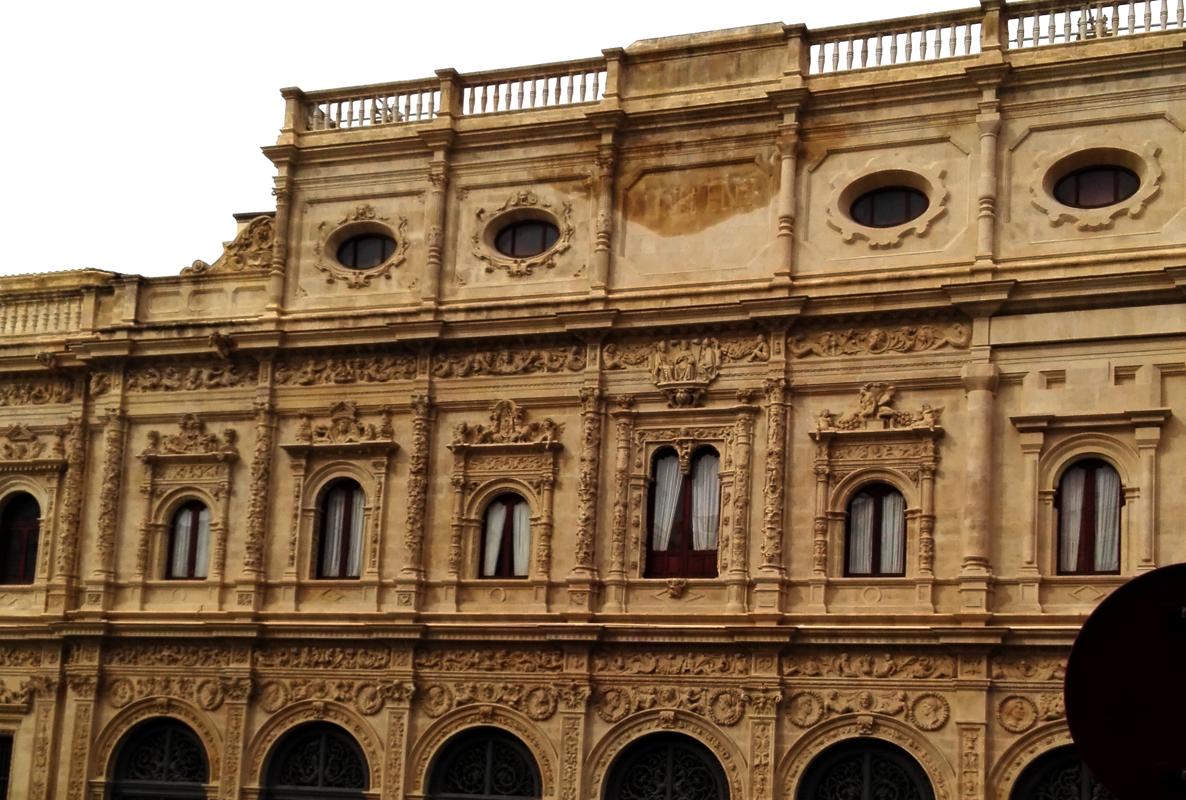 Mancha de humedad en la fachada del Ayuntamiento de Sevilla