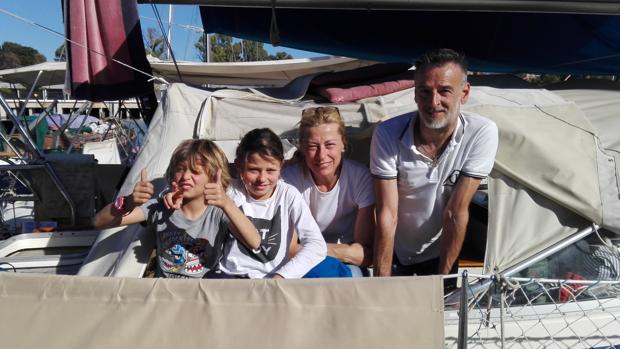 Una familia italiana vive desde hace siete meses en Sevilla en un barco en el Guadalquivir