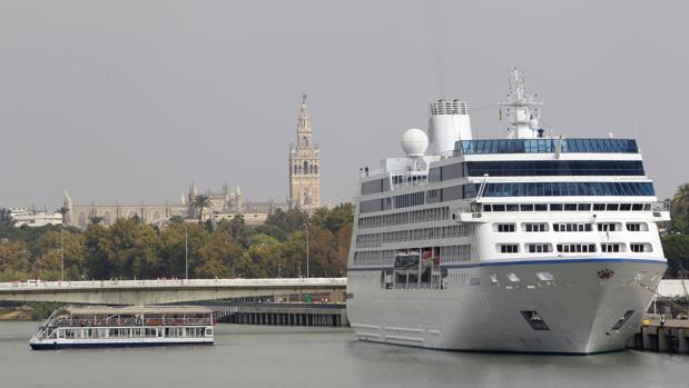 Un crucero atracado en el muelle con la Giralda al fondo