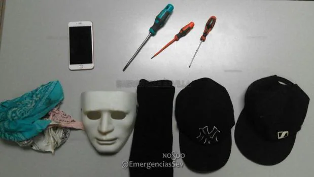 Los pasamontañas y máscaras que utilizaron para ocultar sus rostros durante el asalto