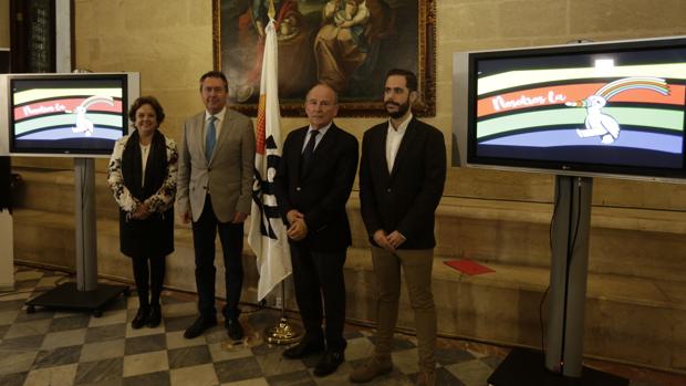 El alcalde de Sevilla, Juan Espadas, con los promotores del XXV aniversario de la Expo 92