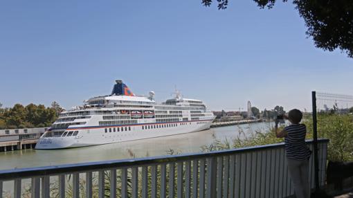 Un crucero atracado en el muelle de las Delicias