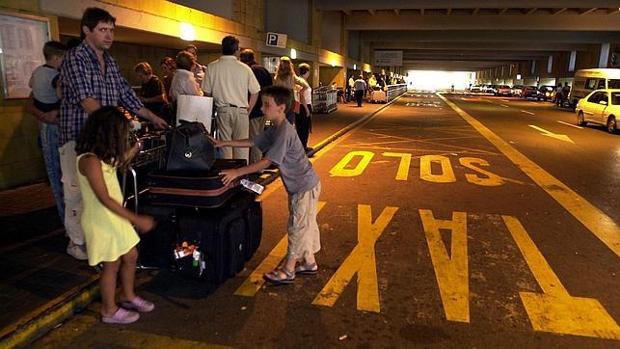 Turistas esperan en la zona habilitada para taxis del aeropuerto de San Pablo