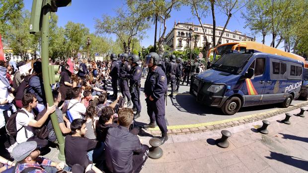 La protesta en torno a la llegada del autobús de Hazte Oír al Palacio de San Telmo de Sevilla
