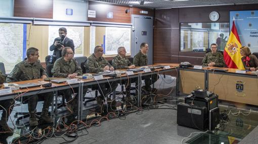 La ministra de Defensa, María Dolores de Cospedal durante su visita al Cuartel General de la Fuerza Terrestre