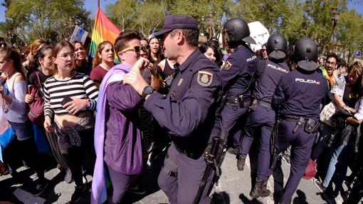 Agentes de la Policía Nacional interviniendo durante las protestas