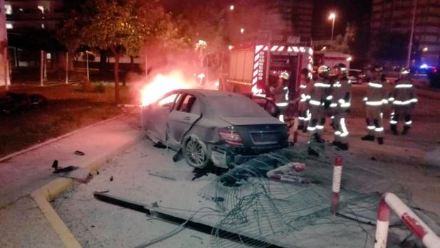 La persecución ha finalizado con el coche empotrado en un lateral del Hospital de San Lázaro