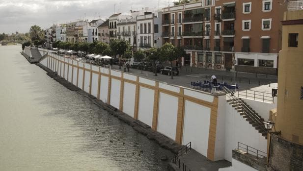 El conjunto cerámico creado para la zapata de la calle Betis tuvo un coste de más de 180.000 euros