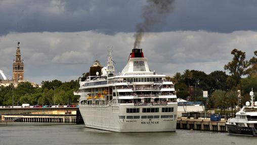 El crucero atracado en el muelle de las Delicias