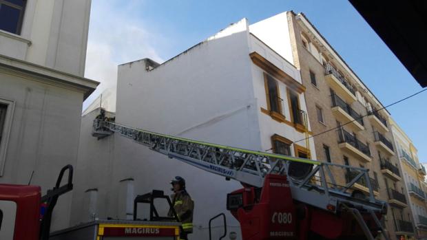 Incendio en un antiguo almacén vacío del Bar Morales en pleno Centro