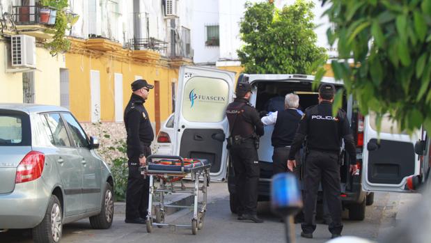 La Policía Nacional escoltando el cadáver de la mujer