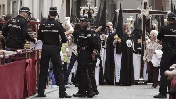 Agentes de la Policía Local, durante el dispositivo de seguridad de la Semana Santa de Sevilla