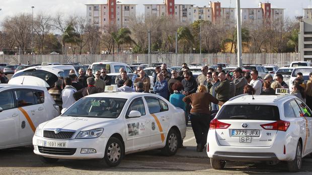 Concentración de taxistas para debatir sobre Cabify en la ciudad