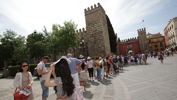 Largas colas de turistas a las puertas del Alcázar