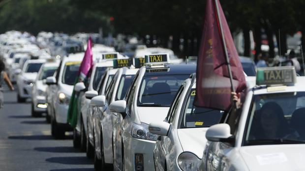 El sector del taxi espera que la Junta clarifique en unos días la actividad de los vehículos sin licencia