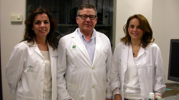 En el centro el director de la Unidad de Gestión Clínica de Reumatología, el doctor José Luis Marenco, acompañado de las dos reumatólogasque han presentado las investigaciones en el congreso de Atenas. A la izquierda, la doctora Julia Uceda y a la derecha, Raquel Hernández.