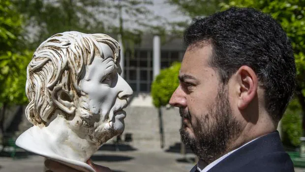 José Barrientos, doctor en Filosofía y premio nacional de Filosofía en México, Italia y Portugal, frente a un busto del filósofo y político cordobés Séneca