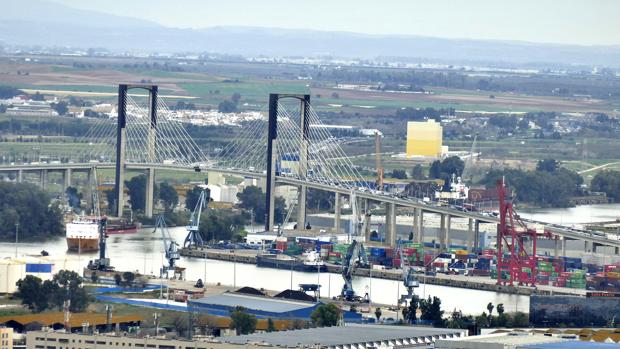 Vista de la zona industrial del Puerto de Sevilla