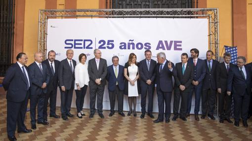 Foto de familia de las autoridades invitadas al acto