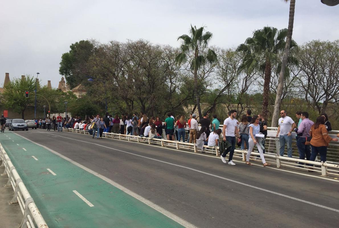 Colas en la pasarela de la Cartuja para la gala de carnaval