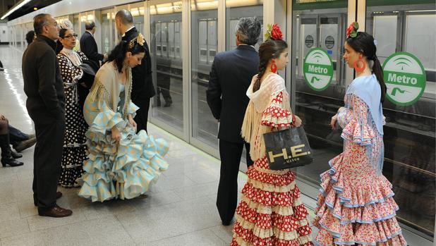 Sevillanos cogen el Metro para llegar hasta el Real