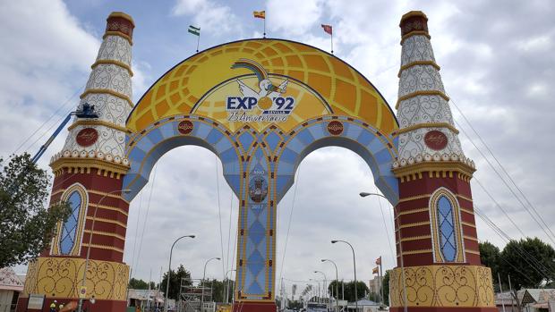 Junto a la portada de la Feria, dedicada al 25 aniversario de la Expo, habrá un escenario con actuaciones