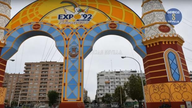 La Policía denuncian a varios apartamentos turísticos frente a la portada de la Feria de Sevilla