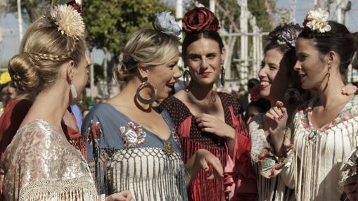 Un grupo de jóvenes ataviadas con el traje de flamenca