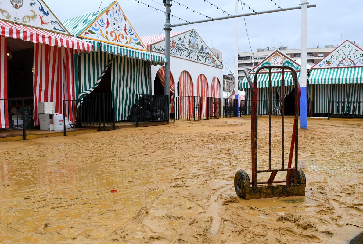 Aspecto que presentaba este viernes el albero de la Feria