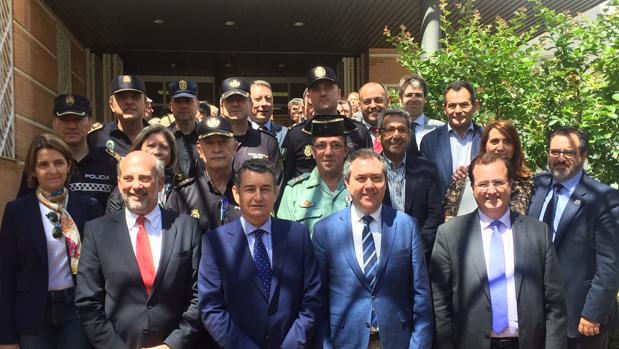 Antonio Sanz y Juan Espadas, en primer término en el centro, con los asistentes a la reunión de ayer