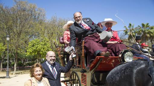 Antonio Gutiérrez (en el coche de caballos), junto a su mujer, Flora Reguera