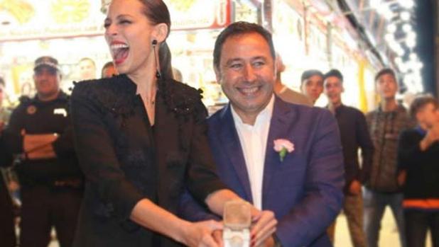 La modelo sevillana Eva González encendiendo el alumbrado de la Feria