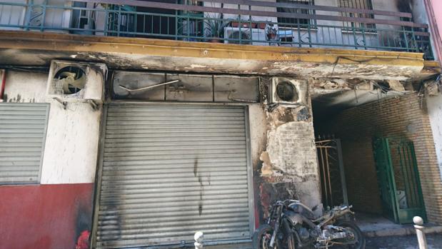 El incendio ha afectado a unas motocicletas estacionadas en la calle Rodrigo de Triana