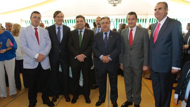 El coronel Fernando Mora, Rafael Hernando, José Manuel Holgado, Juan Ignacio Zoido, Antonio Sanz y el general Manuel Contreras, ayer en la caseta de «La pareja»