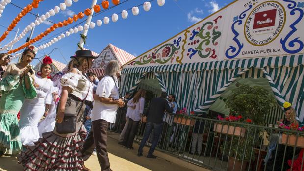 Turistas delante de la caseta pública de Fiestas Mayores