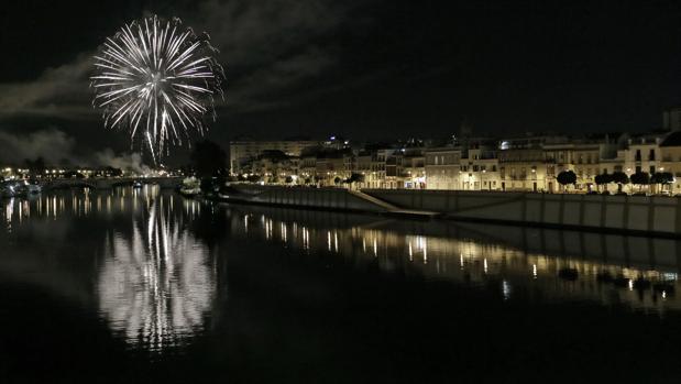 Fuegos artificiales desde el Puente de Triana en 2016