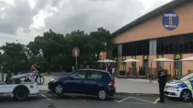 Un taxi clandestino siendo retirado por la grúa en Santa Justa