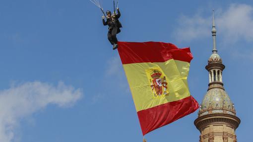 El sargento I, Julio Aguado, segundos antes de llegar con la bandera