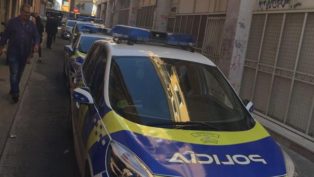 El despliegue policial en la calle Parras ha acumulado hasta cuatro patrulleros