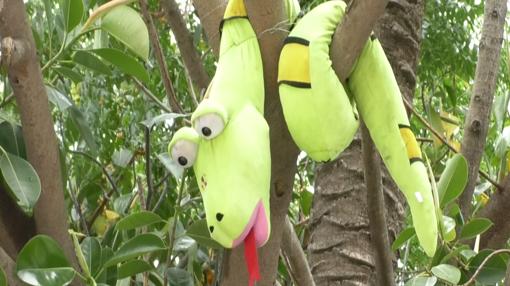 Uno de los peluches del árbol